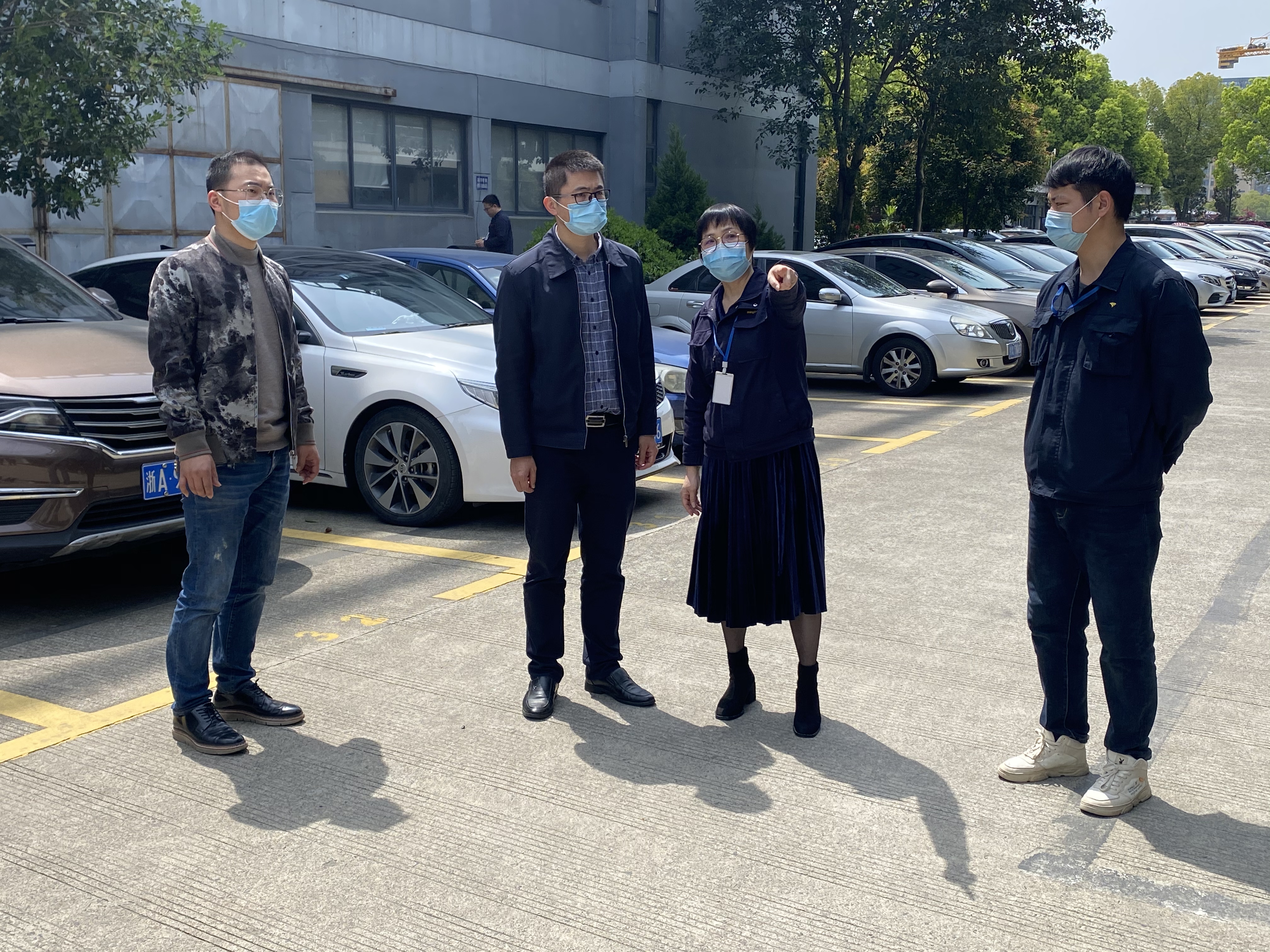 西湖区副区长李扬章一行莅临浙大新利（中国）官方督导、检查进口物料防疫工作